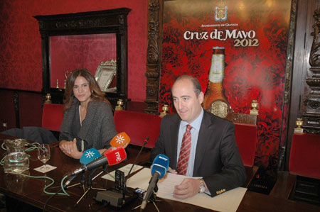 &copy;Ayto.Granada: EL MONTAJE DE CRUCES DE MAYO CONTAR� CON UNA SUBVENCI�N DE 1.000 EUROS