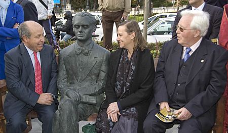 &copy;Ayto.Granada: Diez estatuas de personajes hist�ricos granadinos adornan el bulevar de Constituci�n