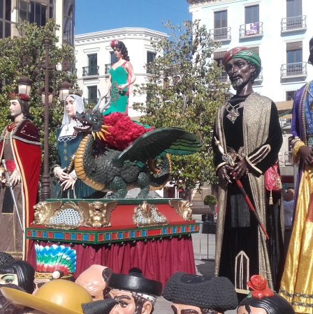 &copy;Ayto.Granada: VESTIDA Y ADORNADA EN UN MODELO FLAMENCO DE INSPIRACI�N MUY GRANADINA, LA TARASCA RECORRE LAS CALLES DE LA CIUDAD PARA DISFRUTE DE VECINOS Y VISITANTES