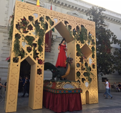 &copy;Ayto.Granada: El desfile de la Tarasca con un dise�o exclusivo que marca las tendencias de moda anuncia las fiestas del  Corpus