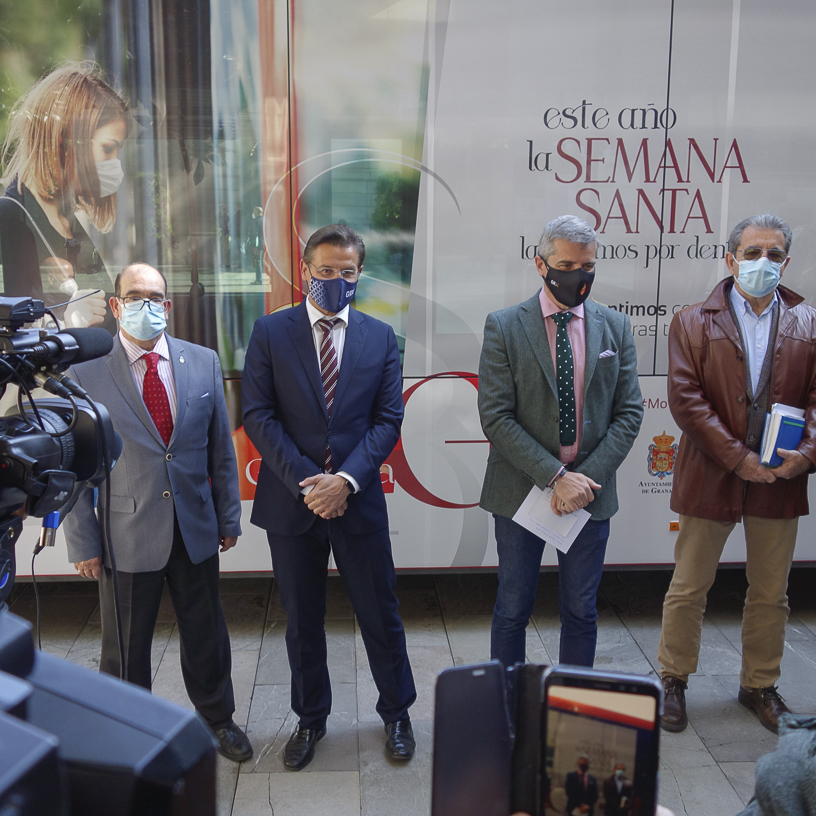 &copy;Ayto.Granada: AYUNTAMIENTO Y ROBER IMPULSAN UNA CAMPA�A EN BUSES URBANOS QUE MUESTRA EL APOYO A GRANADINOS Y COFRADES EN UN A�O EN QUE “LA SEMANA SANTA LA LLEVAMOS DENTRO”
