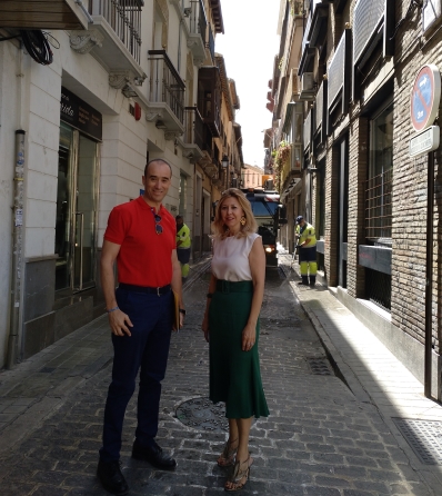 ©Ayto.Granada: El Ayuntamiento refuerza el servicio de baldeo para limpiar las manchas de aceras y rincones de fachadas y erradicar los malos olores