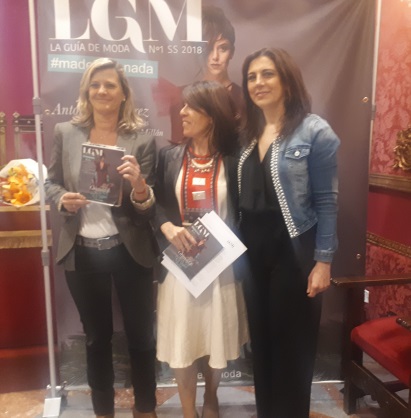 &copy;Ayto.Granada: Nace una nueva revista semestral con informaci�n de la moda realizada en Granada