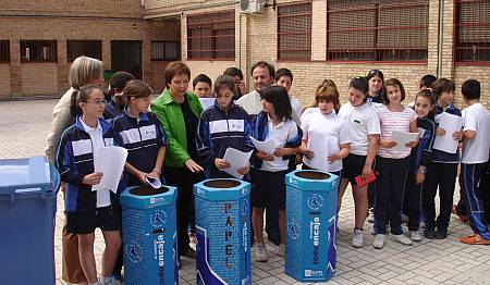 &copy;Ayto.Granada: El Ayuntamiento ha instalado ya 2.963 papeleras y 133 contenedores azules de papel y cart�n en distintos centros educativos de la ciudad
