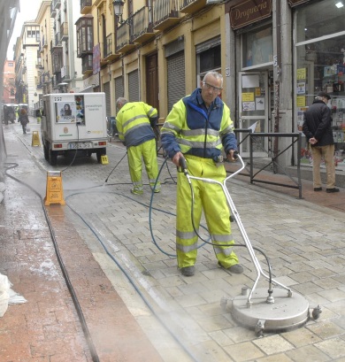 &copy;Ayto.Granada: El nuevo m�todo de limpieza de cera  se salda con un resultado satisfactorio al retirar el cien por cien de este residuo en el asfalto