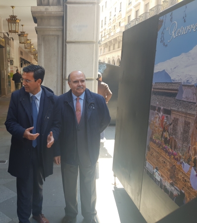 ©Ayto.Granada: Fotografas de Semana Santa embellecen las gradas y palcos de la calle Ganivet