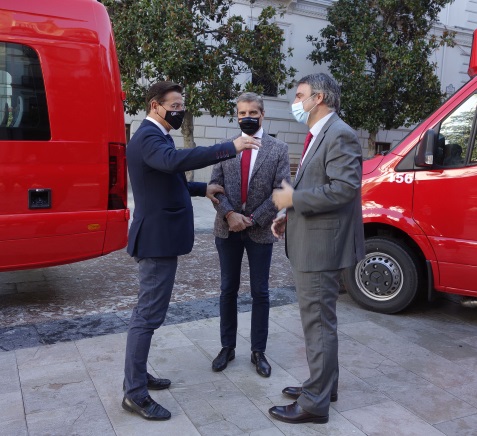 ©Ayto.Granada: El Ayuntamiento incorpora cinco nuevos microbuses en la Granada monumental