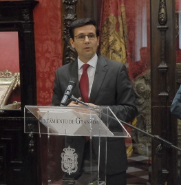 &copy;Ayto.Granada: EL ALCALDE INVITA AL FUTBOLISTA ITALIANO FEDERICO CHIESA A VISITAR GRANADA PARA CONOCER LA ALHAMBRA 