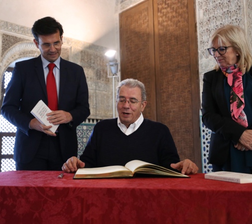 ©Ayto.Granada: El alcalde recibe al escritor colombiano Daro Jaramillo, XV Premio Lorca de Poesa