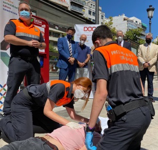 GRANADA ESTRENA SUS DOS PRIMEROS DESFIBRILADORES QUE SE INSTALAR�N EN LA CIUDAD PARA CONVERTIRLA EN UN ENTORNO CARDIOPROTEGIDO
