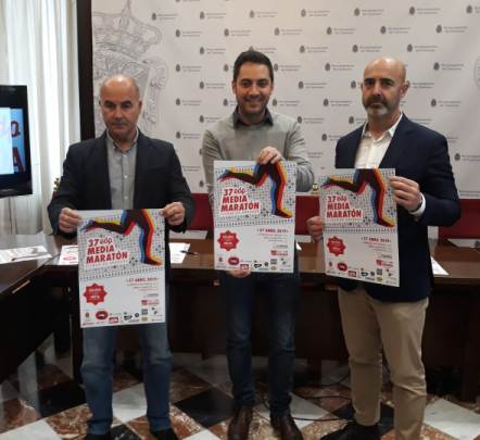 M�s de 4.000 atletas participan este s�bado en la media marat�n de Granada