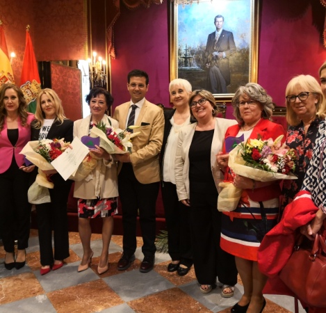 ©Ayto.Granada: Cuenca entrega los Premos Mariana Pinedad a a directora de Orquesta Azucena Fernndez Manzano, la Asociacin 